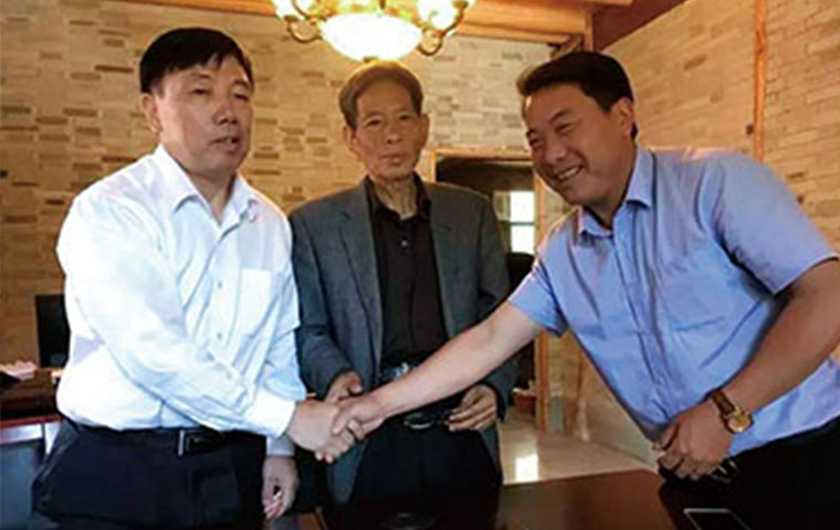 檀溪鎮(zhèn)黨委書記柳鋼明正、長山村支書齊文高、圣奧集團董事長倪良正的合影