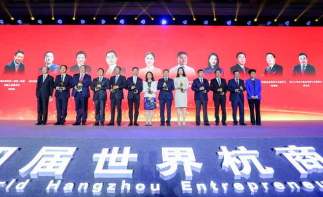 圣奧辦公家具董事長(zhǎng)倪良正在第四屆世界杭商大會(huì)被授予“杰出杭商”稱號(hào)