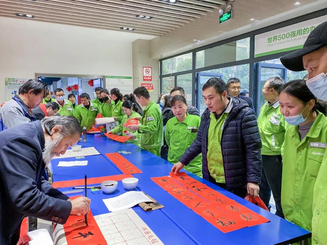 海寧市關(guān)工委、尖山新區(qū)總工會到戀尚家送春聯(lián)、送祝福