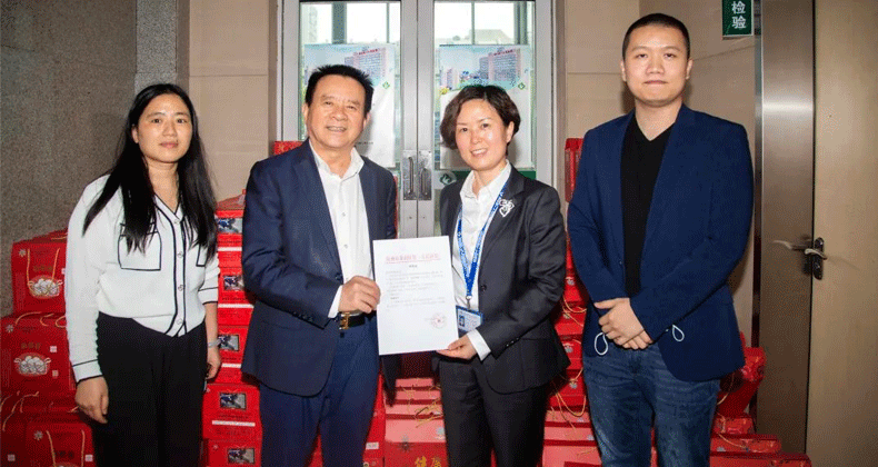 浙江圣奧慈善基金會創會會長鄭明治，浙江圣奧慈善基金會理事長楊新妃，浙江圣奧慈善基金會理事、圣奧科技股份有限公司董事倪曙華向杭州市臨安區第一人民醫院捐贈抗疫物資/