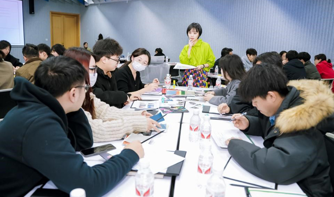 黃曉靖老師為與會者解讀設計靈感