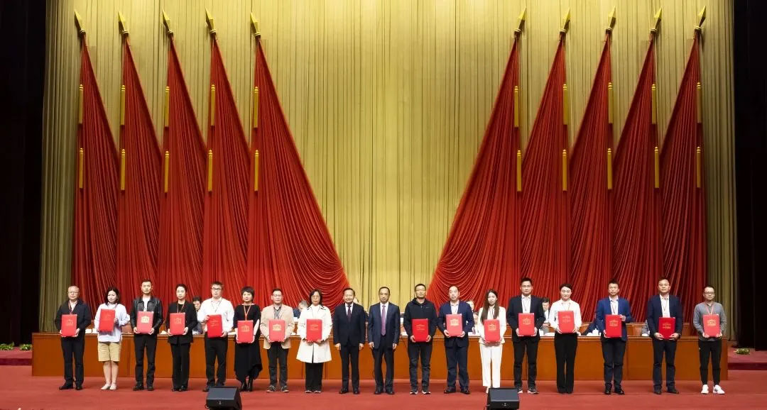 圣奧《實施“零碳計劃”，助力辦公家具綠色制造》項目成功入選“2024年度輕工業綠色低碳轉型典型案例”